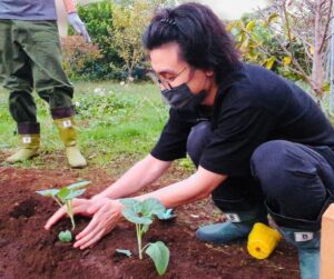 Fujii Kaze planting vegetables