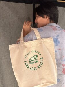 Fujii Kaze with Yasai Tabeyo tote bag from Food Loss Museum