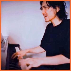  Fujii Kaze plays "September" on the piano.