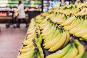 スーパーマーケットに並ぶバナナ
